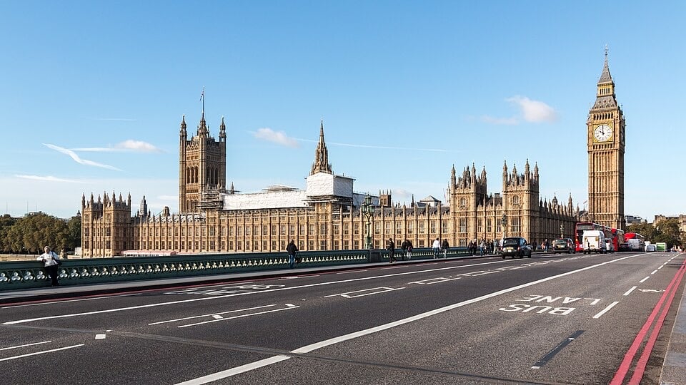 Police Boat Carrying Armed Officers Crashes Near Westminster Bridge